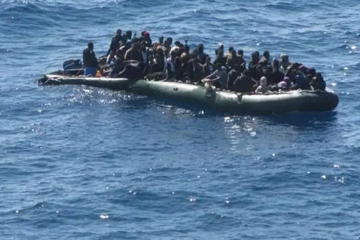 Un gommone con a bordo dei migranti