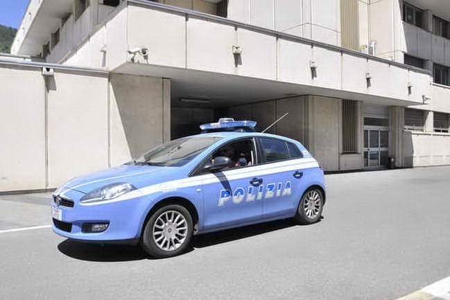 Un'auto della polizia (Ansa)