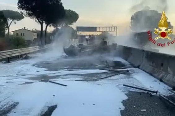 Cisterna in fiamme all'altezza di Empoli