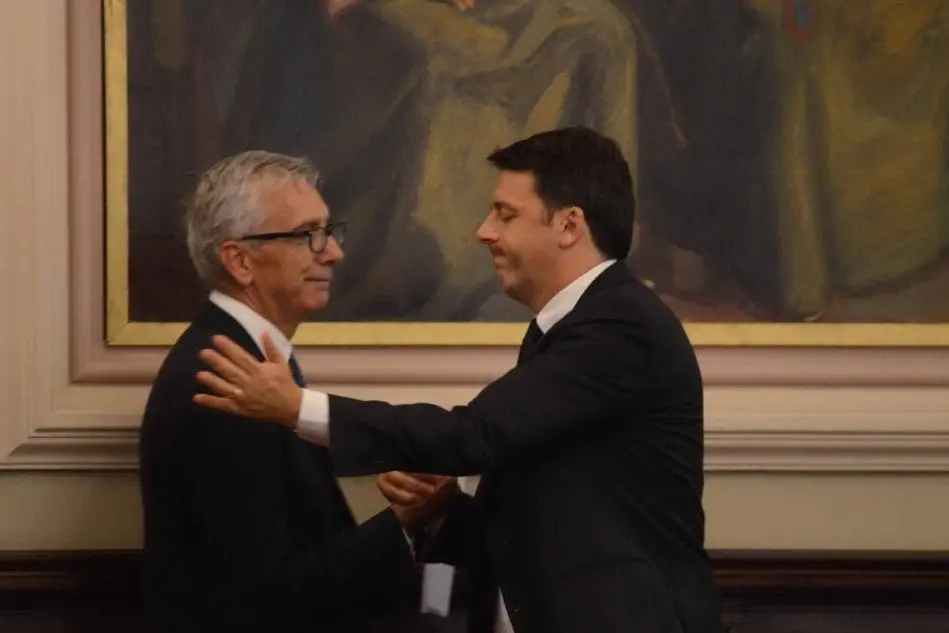 Stretta di mano e abbraccio tra Renzi e Pigliaru (foto Gloria Calvi)