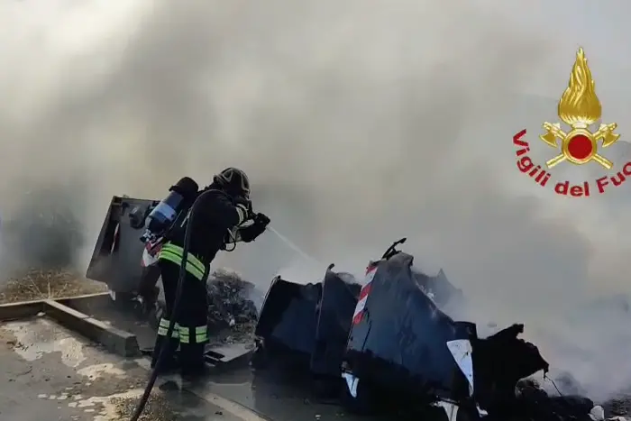 Fiamme all'ecocentro di Dolianova (frame da video)