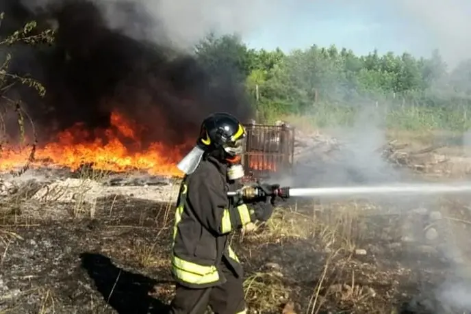 I vigili del fuoco spengono un incendio