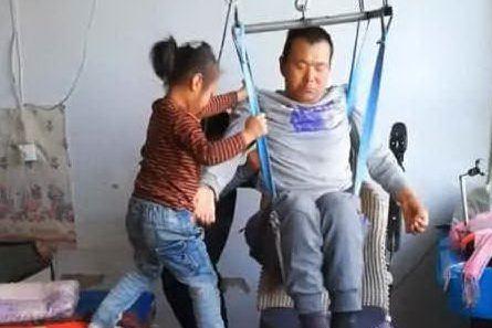 La piccola aiuta il padre paralizzato (Kuaishou)