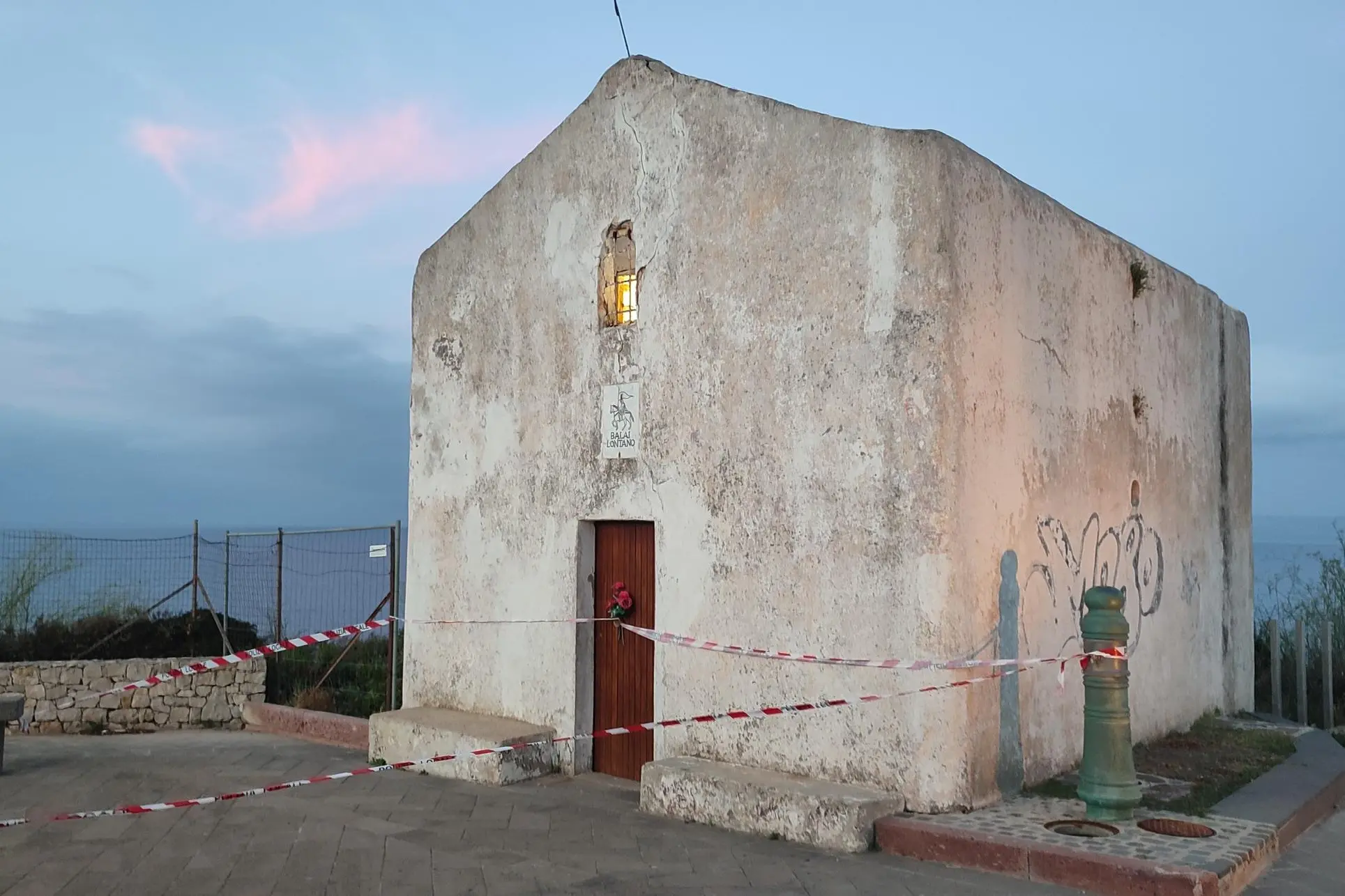 La chiesetta di Balai lontano transennata (Foto Tellini)