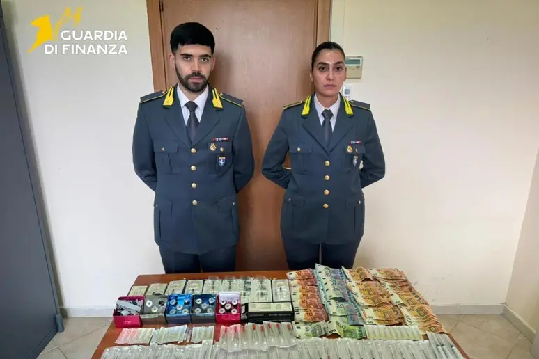 Il materiale sequestrato (foto Ansa)