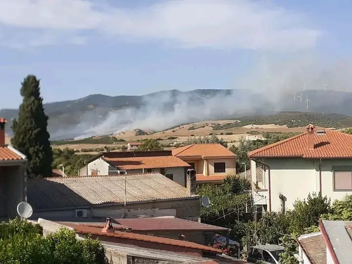 L'incendio a Siamanna (foto inviata da un nostro lettore, Angelo Atzori)