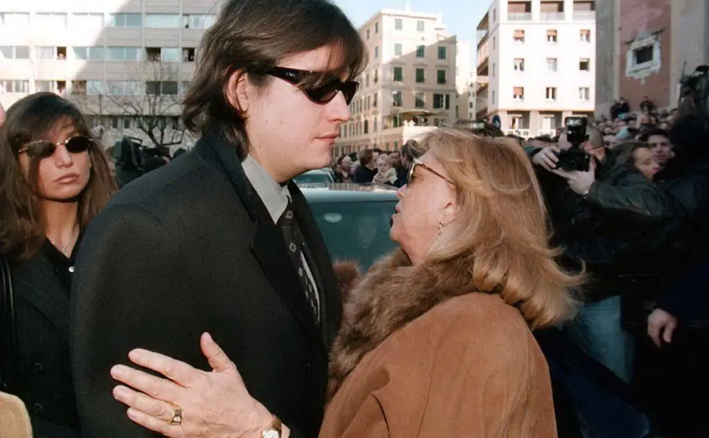 Oltre 10mila persone partecipano ai funerali, a Genova