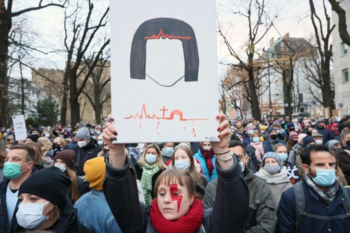 Corteo contro la legge anti-aborto in Polonia (Ansa)