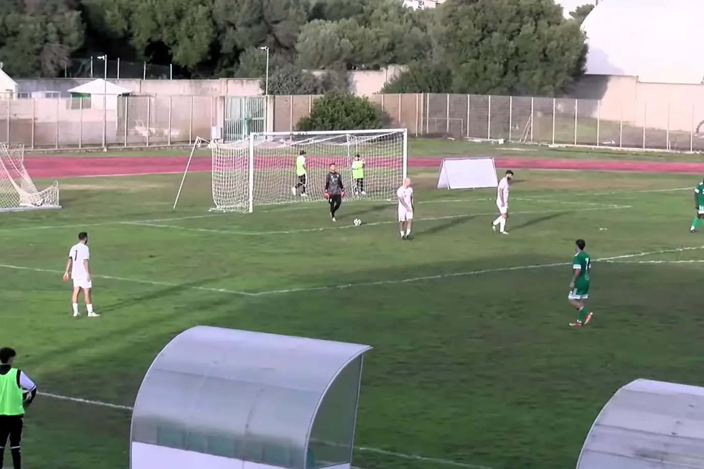 Rinvio del portiere del Luogosanto nel derby con l'Arzachena (foto Ilenia Giagnoni)
