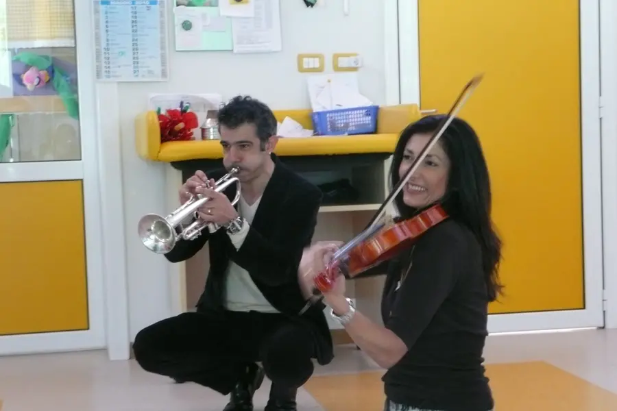 Paolo Fresu e Sonia Peana si esibiscono in una scuola (foto Giagnoni)