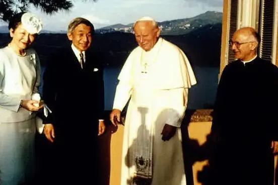 Monsignor Pittau in uno scatto con Papa Giovanni Paolo II (archivio L'Unione Sarda)