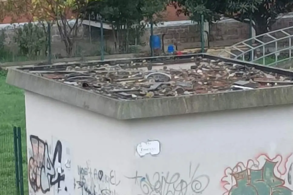 La cabina elettrica con i rifiuti (foto Tellini)