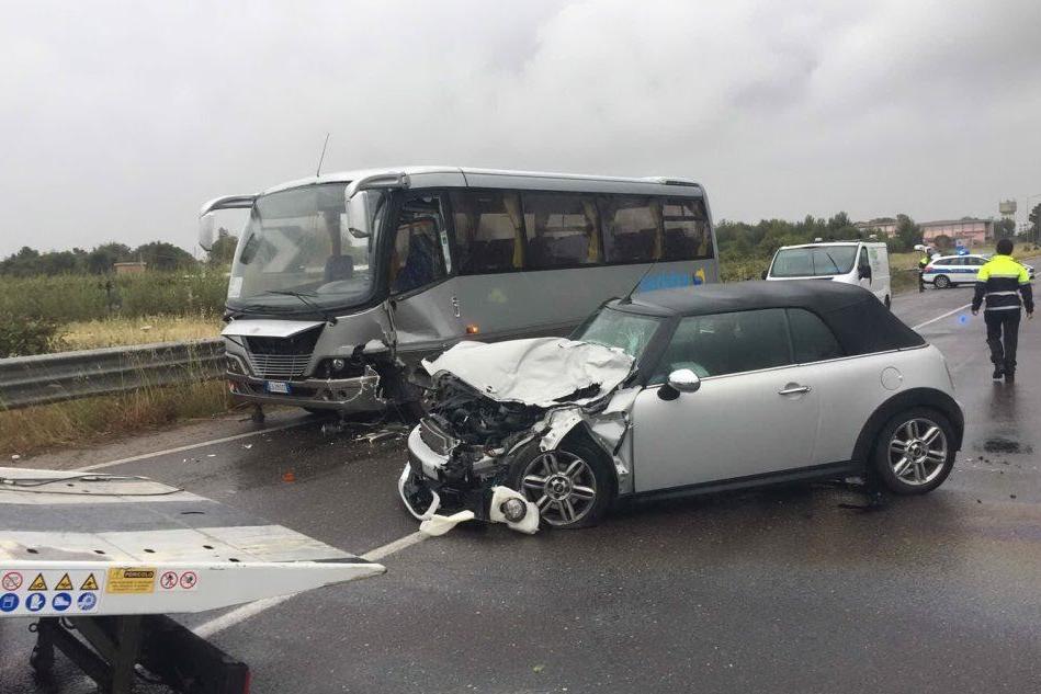 Autobus contro Mini Cooper, due i feriti a Oristano