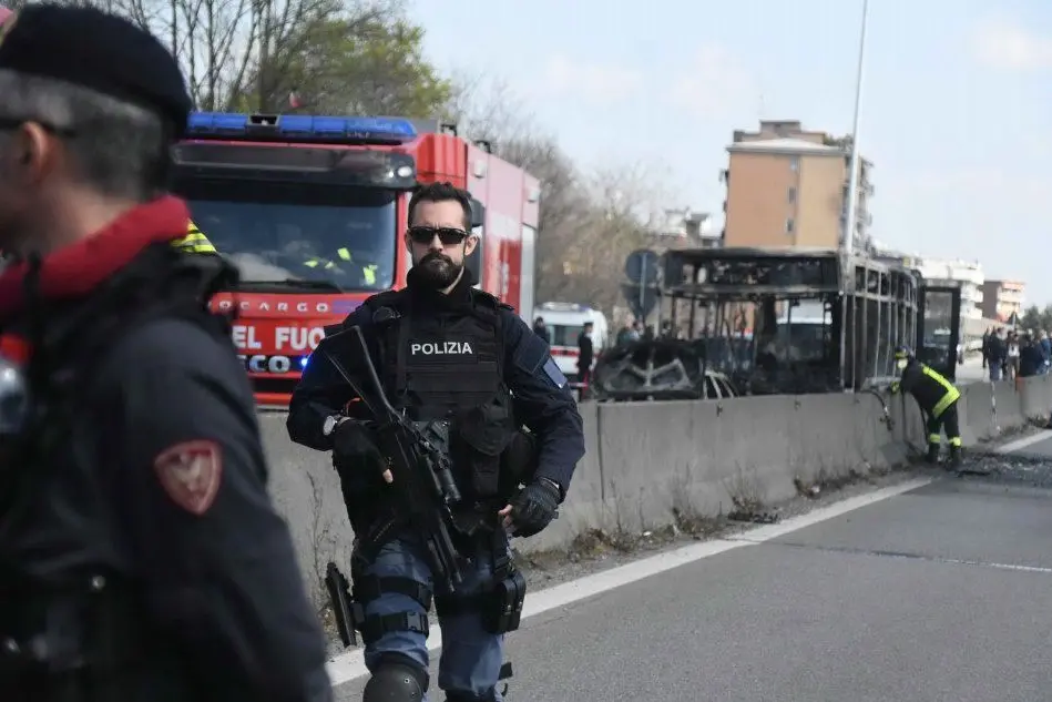 Paura a San Donato Milanese, un 47enne ha sequestrato un autobus con 51 studenti