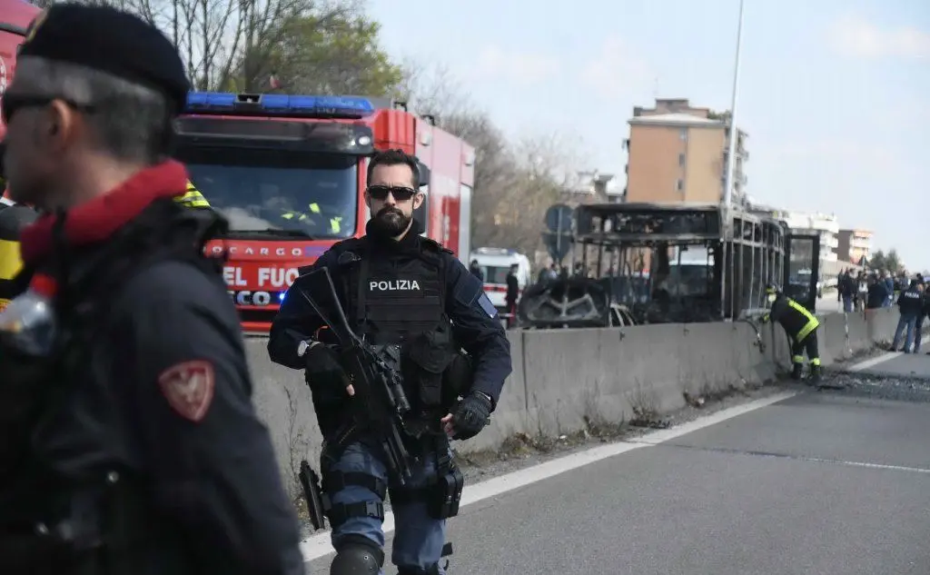 Paura a San Donato Milanese, un 47enne ha sequestrato un autobus con 51 studenti