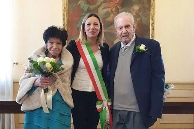 Mario e Maria con l'assessore Maika Gabellieri