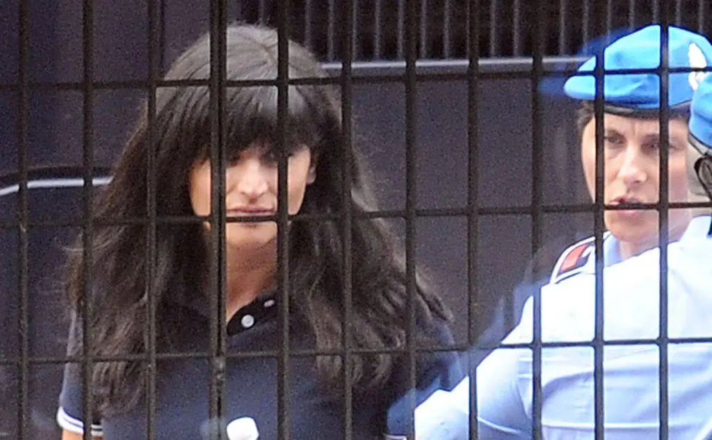 Annamaria Franzoni viene arrestata e inizia la sua lunga storia giudiziaria. Sarà poi rilasciata ad aprile del 2002