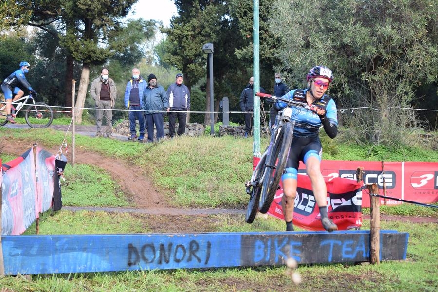 Beatrice Mistretta supera un ostacolo durante una gara di ciclocross (foto C.A. Melis)