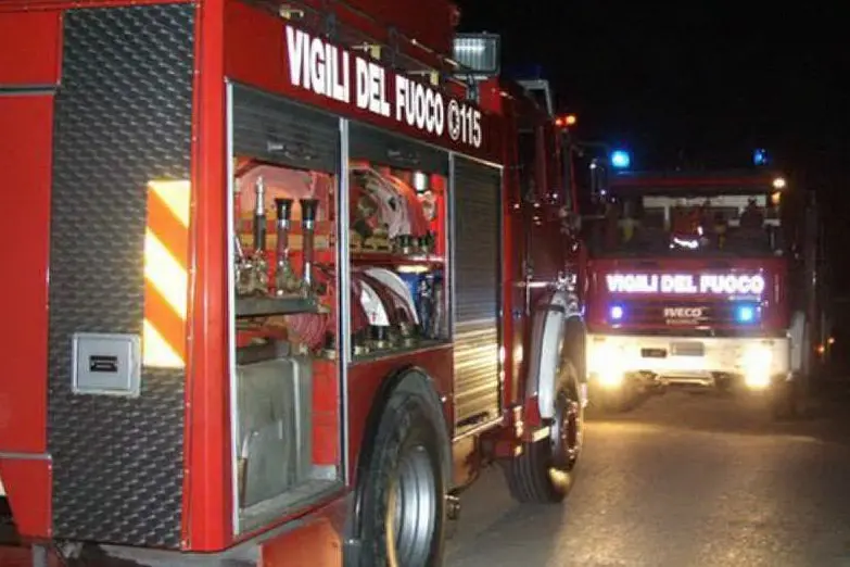 Due mezzi dei vigili del fuoco (immagine simbolo)