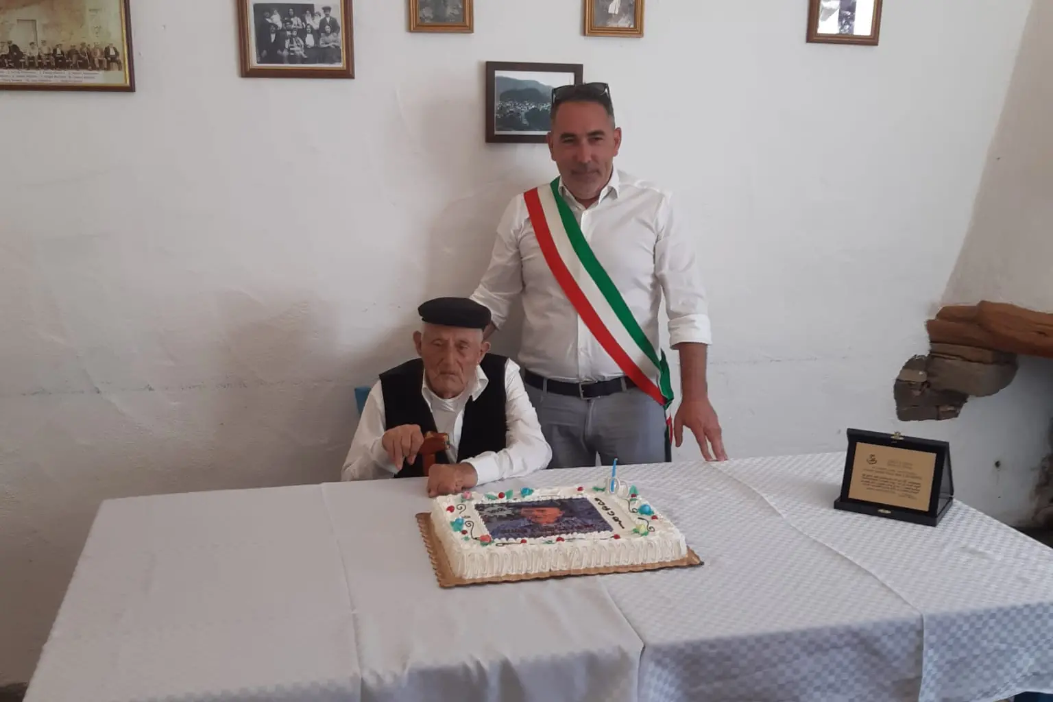 Giovanni Battista Gessa, 100 anni, insieme al sindaco di Tertenia Giulio Murgia (foto concessa)