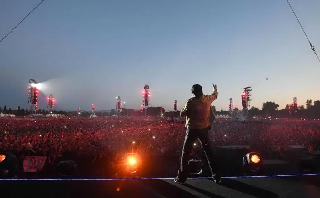 Il concerto dura tre ore, dalle 21 a mezzanotte