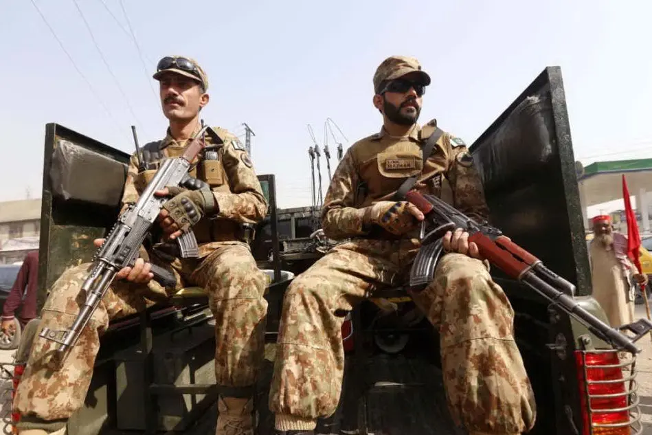 Soldati a Peshawar (Ansa)