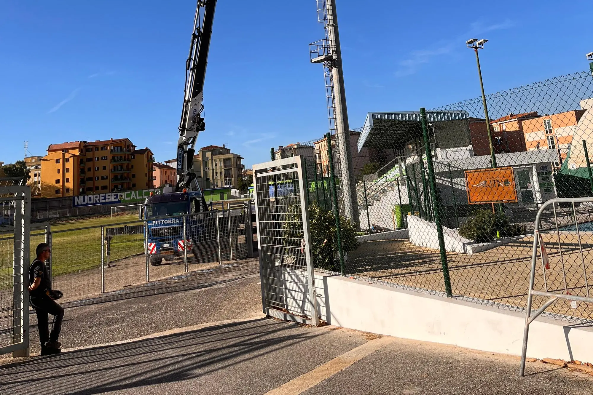 La gru che rimuove la torre faro pericolante allo stadio Frogheri di Nuoro