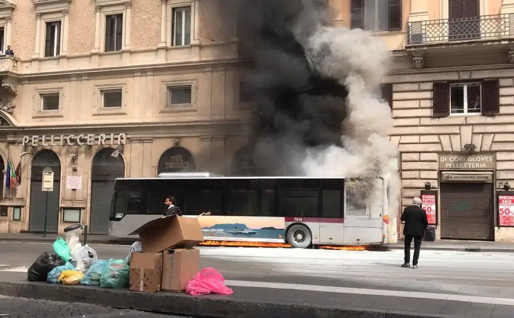 Il fatto è accaduto in via del Tritone in pieno centro a Roma (foto da Twitter di Pietro Vetti)