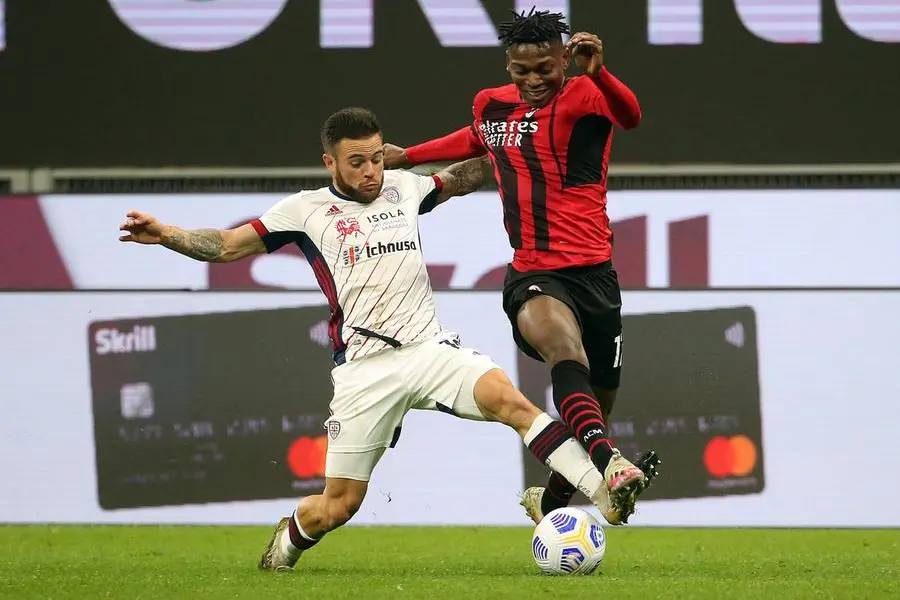 Nandez in azione contro il Milan (Ansa)