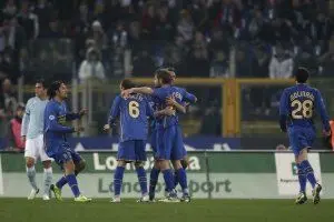 I compagni di squadra festeggiano Mellberg autore della rete bianconera (foto: La Presse)