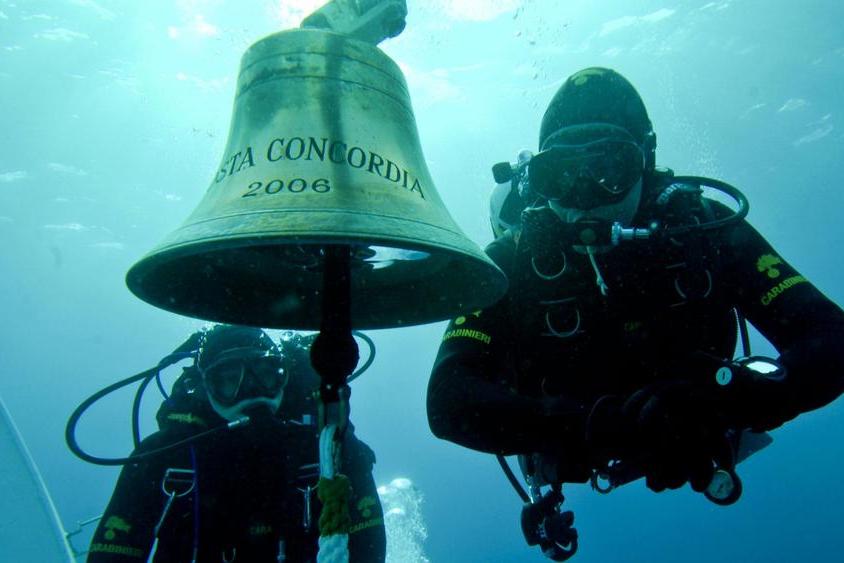 I sub dei carabinieri in acqua recuperano la campana della Costa Concordia il 19 gennaio 2012 (le foto sono Ansa)