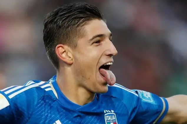 Un'esultanza di Matteo Prati, centrocampista del Cagliari, con la maglia dell'Italia (foto Ansa)