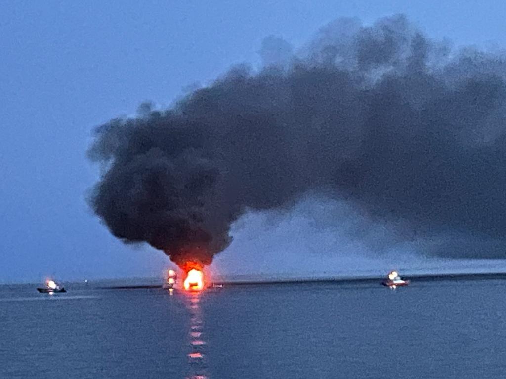Lo yacht in fiamme (foto Fiori)