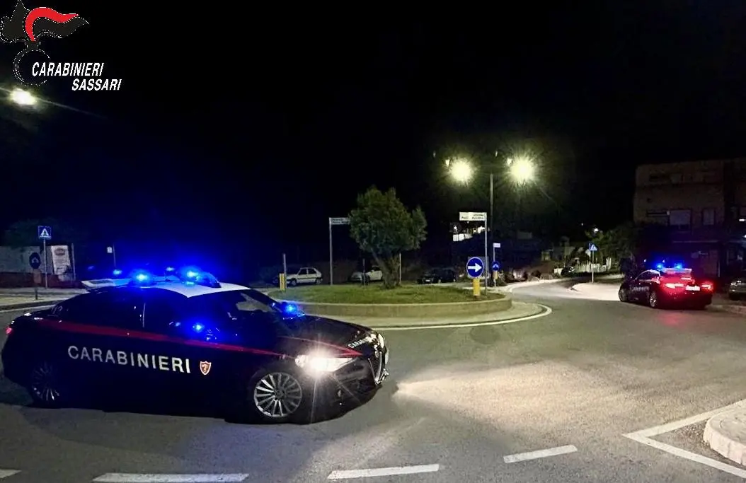 Sassari, riempie una bottiglia di benzina e minaccia la madre: «Ti brucio»