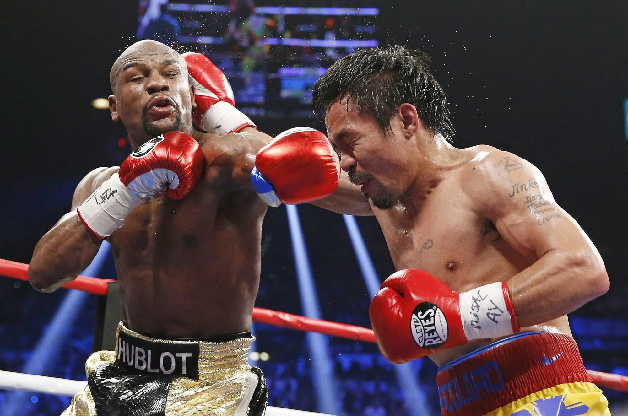 Manny Pacquiao, a destra, durante l'incontro del secolo con Floyd Mayweather nel 2015