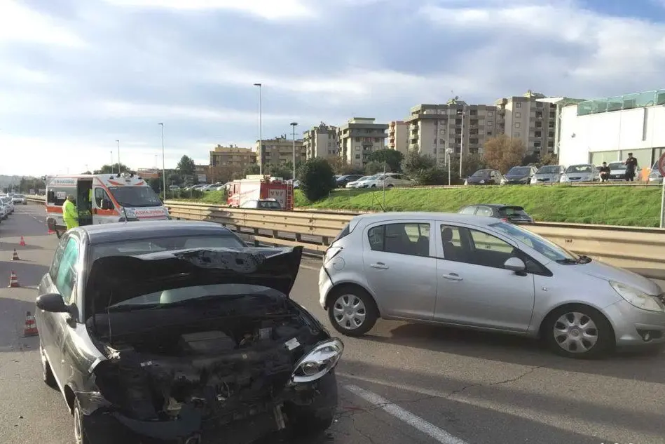 Le auto coinvolte nell'incidente (foto Polizia municipale di Cagliari)