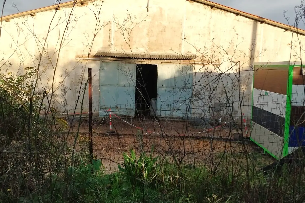 Il capannone dell'allevamento a Caniga