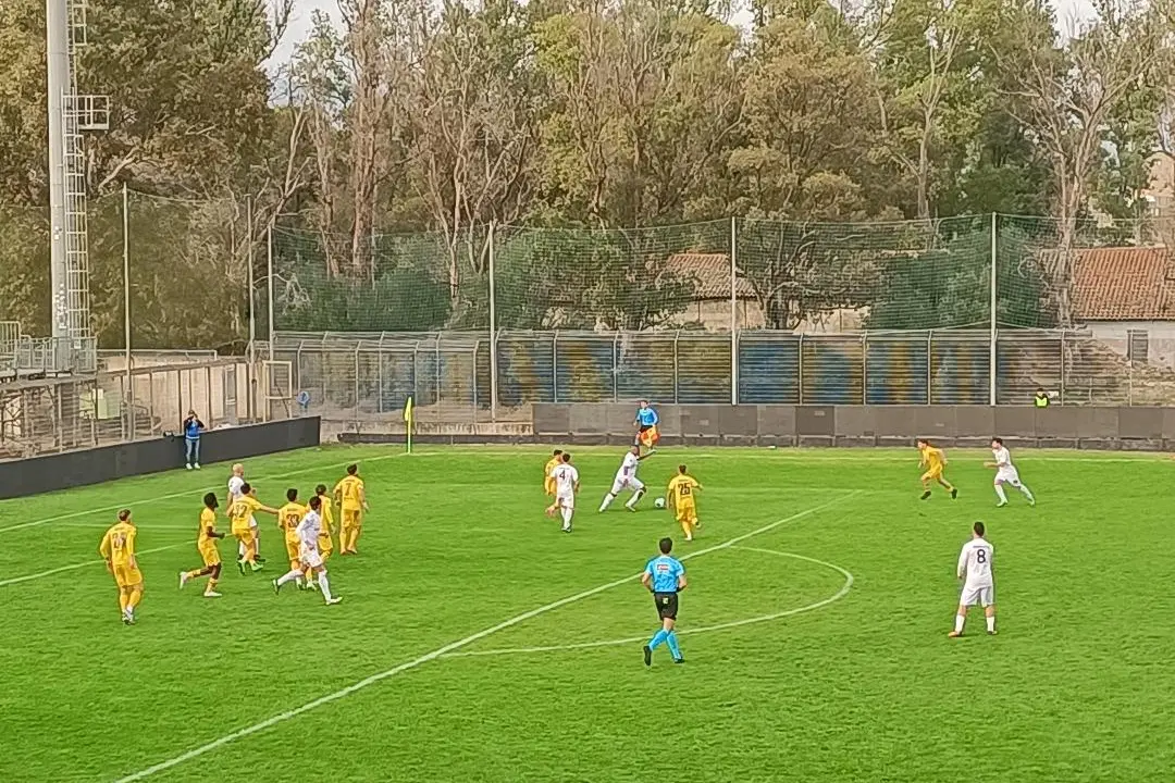 Un'immagine del derby di andata vinto dal Cos 1-0 (foto Ilenia Giagnoni)