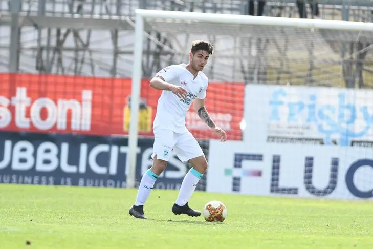 Luca Belloni in azione con la maglia dell'Olbia (foto Olbia Calcio)