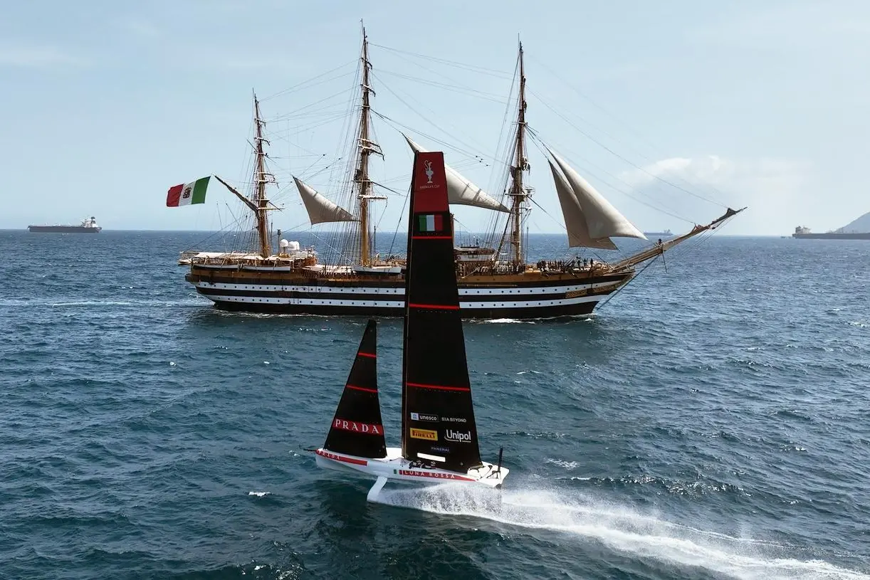 Luna Rossa e l'Amerigo Vespucci nel Golfo di Cagliari (Archivio Unione Sarda)