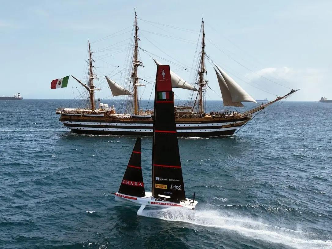 Luna Rossa e l'Amerigo Vespucci nel Golfo di Cagliari (Archivio Unione Sarda)
