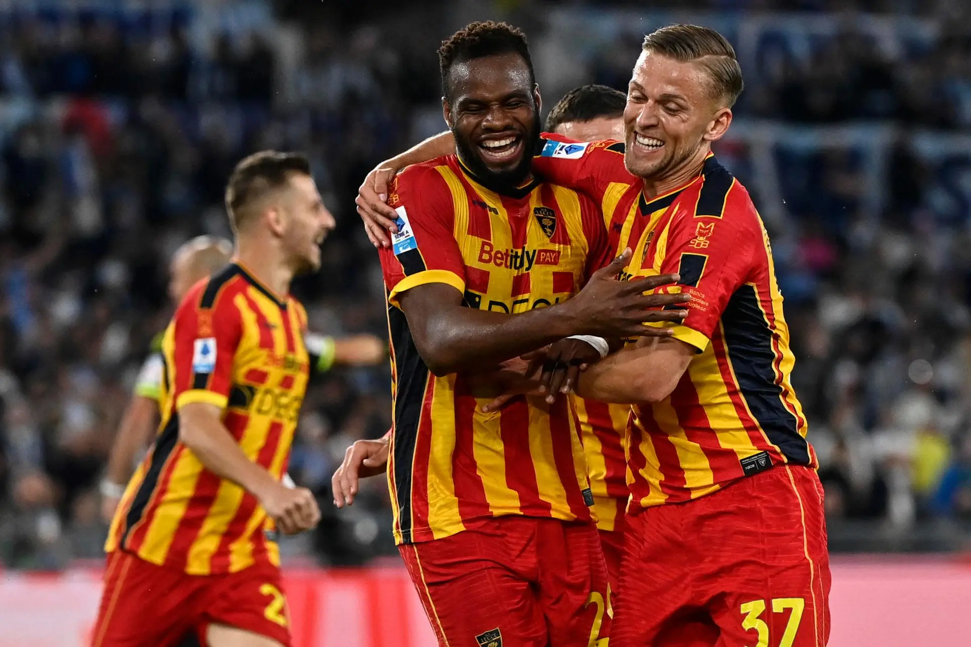 L'esultanza di Lassana Coulibaly per il gol che dà la salvezza al Lecce in Serie A (foto Ansa)