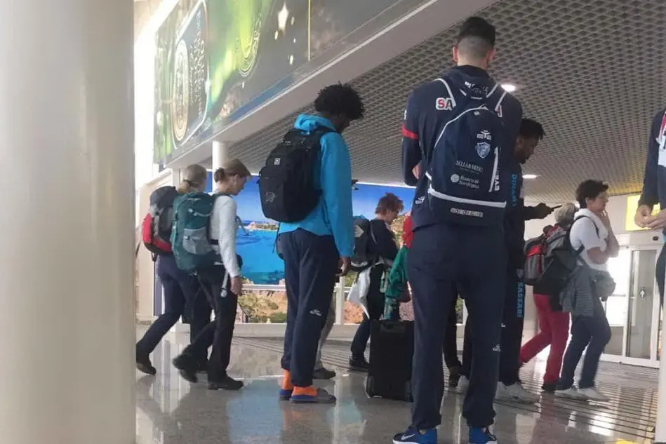 I giocatori della Dinamo in aeroporto (foto L'Unione Sarda - Busia)