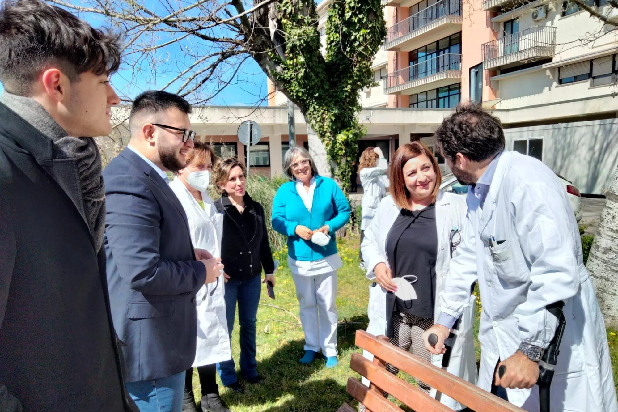 La delegazione in visita all'ospedale (foto concessa)