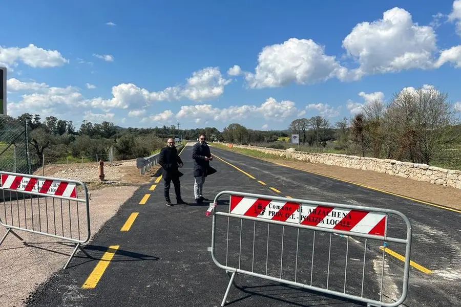 Il sindaco Ragnedda e l'assessore Fresi sulla circonvallazione (foto Comune di Arzachena)
