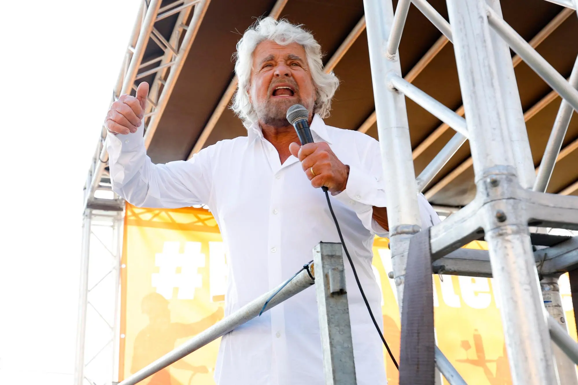 Beppe Grillo durante la manifestazione organizzata dal Movimento 5 Stelle contro il lavoro precario Basta Vite Precarie, Roma 17 giugno 2023. ANSA/FABIO FRUSTACI