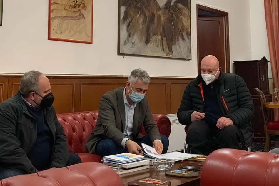 L'incontro in comune (foto Burruni)