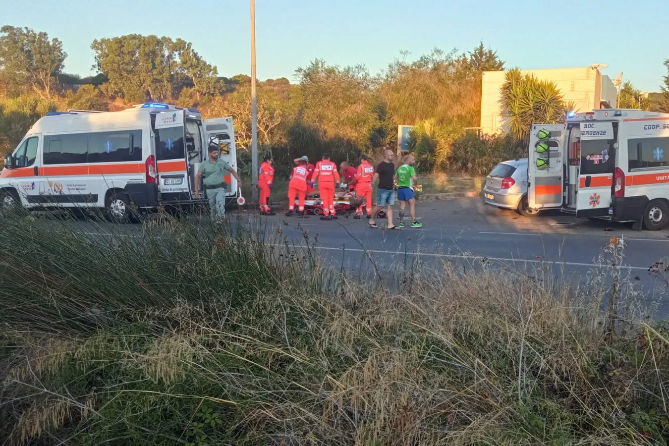 I soccorsi al ciclista travolto a Carbonia (foto Fabio Murru)