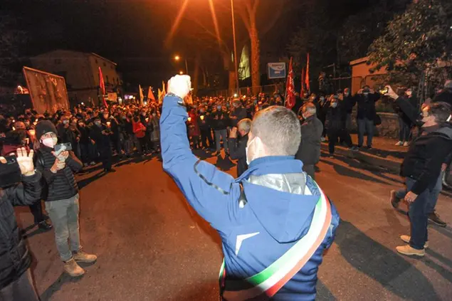 Il sindaco al termine della fiaccolata (foto L'Unione Sarda)