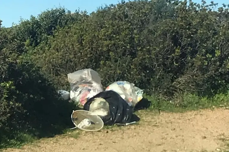 Rifiuti abbandonati vicino alla strada panoramica di Solanas (foto L'Unione Sarda - Andrea Serreli)